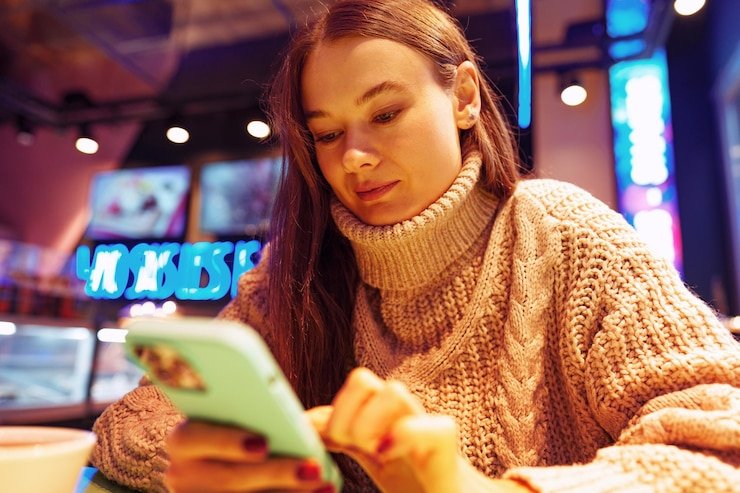 Pengguna memasukkan kode promo di aplikasi mobile pakong86 untuk mendapatkan bonus eksklusif